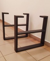 Podnože pod stůl – čtverec s poličkou